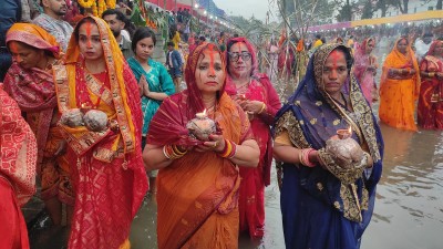  अस्ताउँदो सूर्यलाई अर्घ्य अर्पण गर्दै छठ पर्व मनाइयो(तस्वीरसहित) 